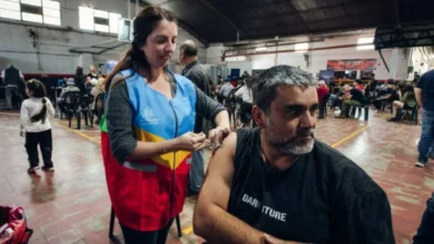 Personal municipal brindando servicios en un barrio de Córdoba