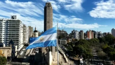Imagen de la bandera argentina ondeando al viento