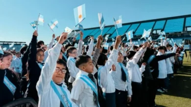 Estudiantes realizando la Promesa de Lealtad a la Bandera en el estadio de Belgrano
