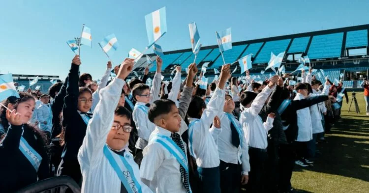 Estudiantes realizando la Promesa de Lealtad a la Bandera en el estadio de Belgrano