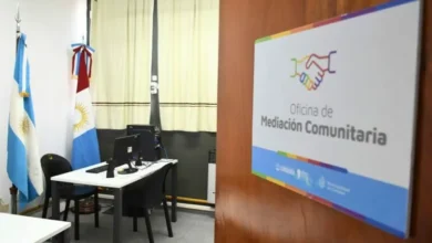 Imágenes de personas en un espacio de mediación comunitaria, con un mediador en el centro, promoviendo el diálogo y la resolución pacífica de conflictos.