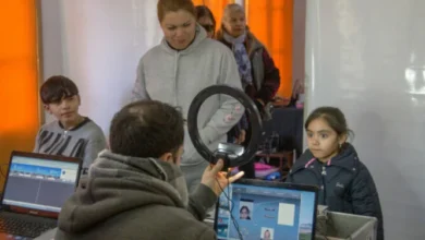 Personal del Operativo DNI atendiendo a vecinos en el barrio Costa Canal