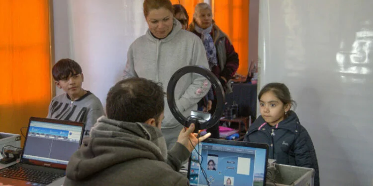 Personal del Operativo DNI atendiendo a vecinos en el barrio Costa Canal