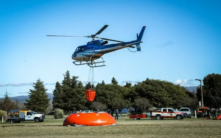 Helicóptero en acción contra incendios forestales en Córdoba