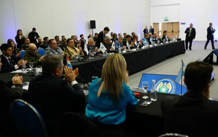Firma de convenio migratorio entre autoridades de seguridad en Córdoba