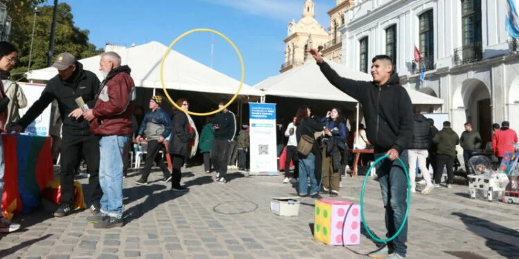 Imagen de la Plaza San Martín en Córdoba durante la Expo CbaPreviene