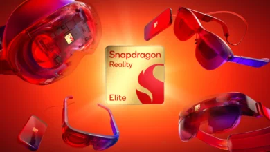 Imagen de un casco de realidad virtual con el logo de Qualcomm en la pantalla