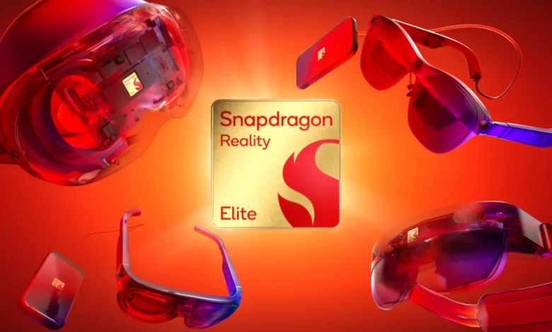 Imagen de un casco de realidad virtual con el logo de Qualcomm en la pantalla
