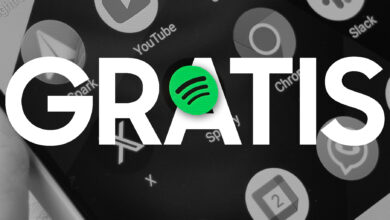 Imagen de un padre y un hijo utilizando Spotify juntos