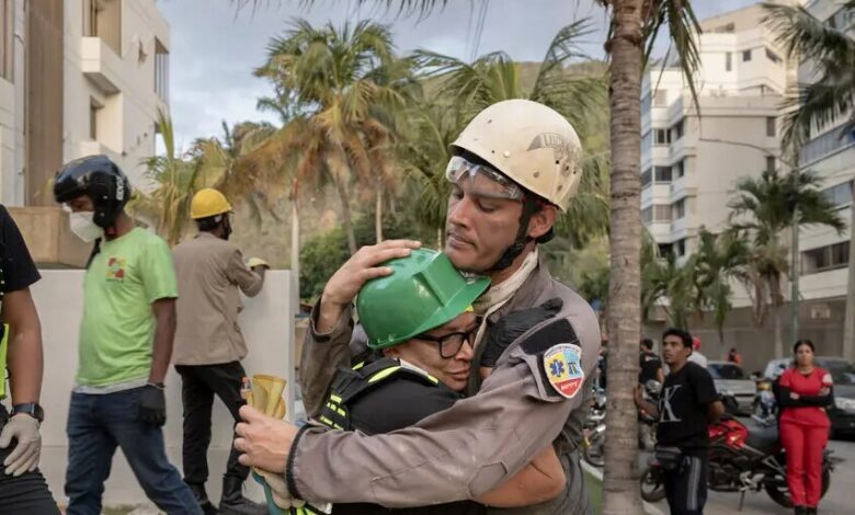 Rescatistas y familiares buscan entre escombros en La Guaira, Venezuela