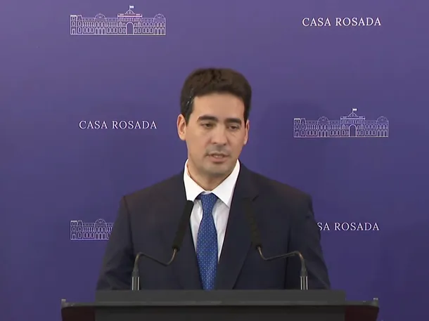 Adrián Ravier en una conferencia de prensa