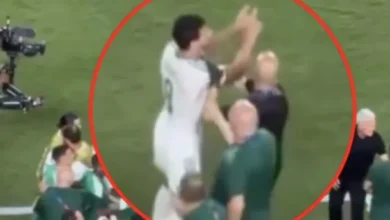 Imagen de los jugadores de Argelia y Austria en el campo después del empate