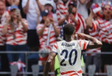 Imágenes de los jugadores de Estados Unidos y Australia en el campo de fútbol