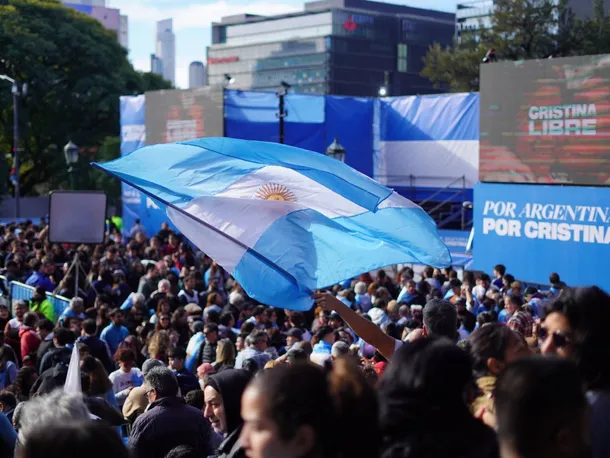 Miles de personas se reunieron en Parque Lezama para reclamar la libertad de Cristina Fernández de Kirchner
