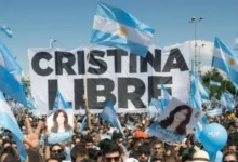Manifestantes con banderas argentinas en apoyo a Cristina Kirchner