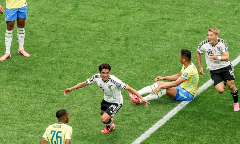 Diego Forlán en acción como jugador de la selección uruguaya