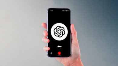Imagen de un robot hablando con un humano, representando la interacción humano-máquina avanzada