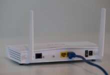 Router de red con una bandera de la Unión Europea