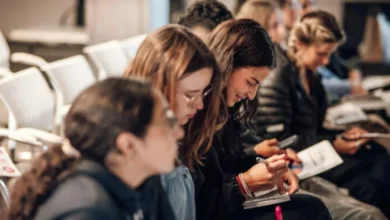 Estudiantes internacionales en el centro de Córdoba, disfrutando de la vida universitaria