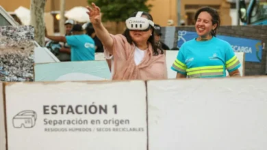 Imagen de la Cumbre Barrial en el Parque Sarmiento con personas participando en actividades de economía circular