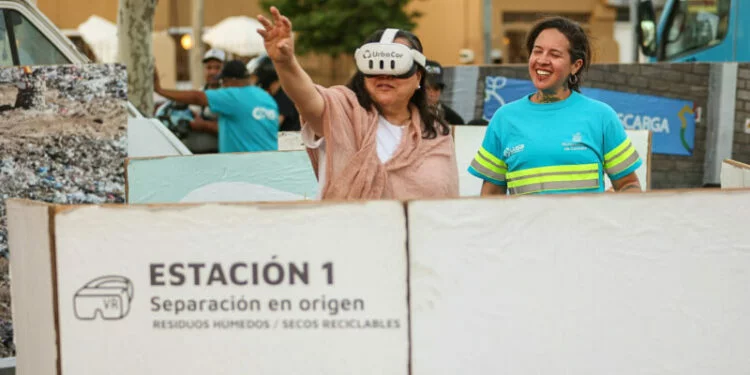 Imagen de la Cumbre Barrial en el Parque Sarmiento con personas participando en actividades de economía circular