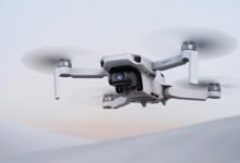 DJI Mini 4K en vuelo, capturando un paisaje natural