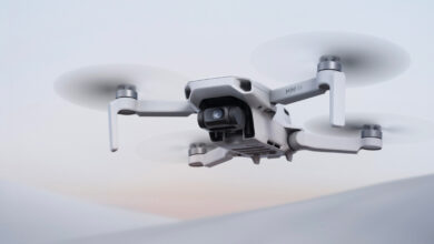 DJI Mini 4K en vuelo, capturando un paisaje natural