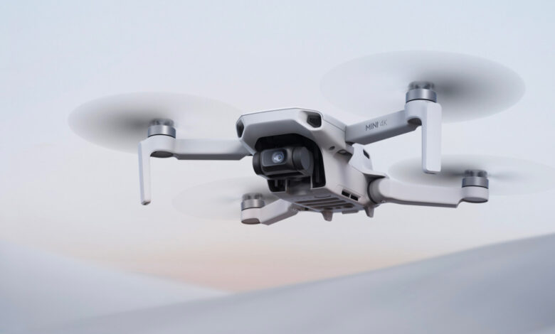 DJI Mini 4K en vuelo, capturando un paisaje natural