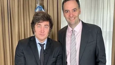Manuel Adorni y Javier Milei en una reunión oficial
