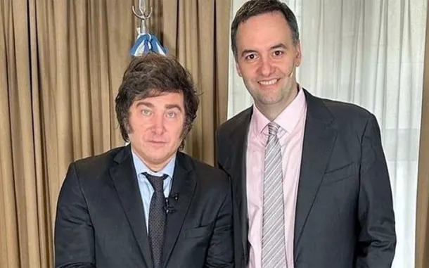 Manuel Adorni y Javier Milei en una reunión oficial