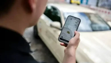 Imagen de un taxi con un menor de edad en el asiento trasero