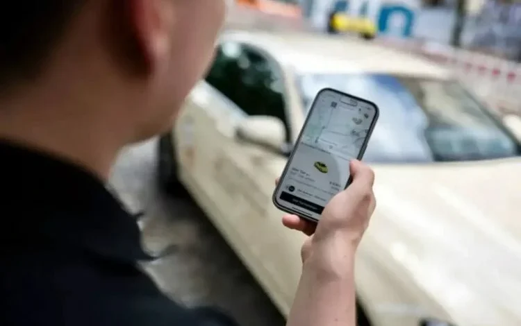 Imagen de un taxi con un menor de edad en el asiento trasero