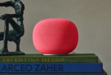 Imagen del Google Home Speaker en diferentes colores y entornos de hogar