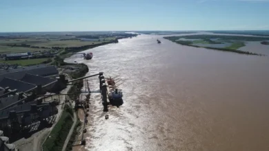 Imagen de un barco navegando por la Hidrovía