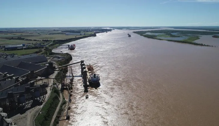 Imagen de un barco navegando por la Hidrovía