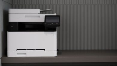 Imagen de una impresora conectada a un ordenador con Windows 11