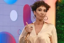 Imagen de Ernestina Pais sonriendo junto a su compañero de elenco en la obra teatral 'El Divorcio del Año'