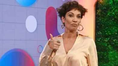Imagen de Ernestina Pais sonriendo junto a su compañero de elenco en la obra teatral 'El Divorcio del Año'