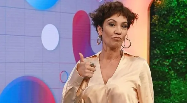 Imagen de Ernestina Pais sonriendo junto a su compañero de elenco en la obra teatral 'El Divorcio del Año'