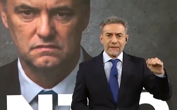 Luis Majul y Manuel Adorni en fotografías separadas, con un fondo de noticias y política