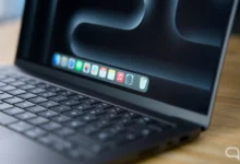 Teclado QWERTY clásico sobre una mesa de madera