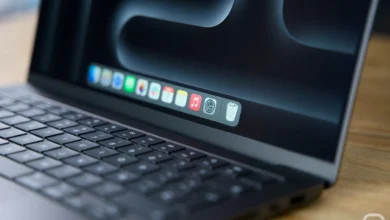 Teclado QWERTY clásico sobre una mesa de madera
