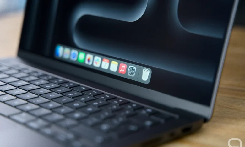 Teclado QWERTY clásico sobre una mesa de madera