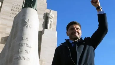 Imagen de la Bandera argentina ondeando en un asta