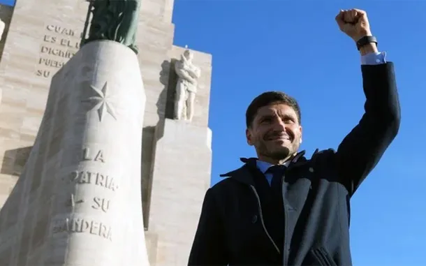 Imagen de la Bandera argentina ondeando en un asta