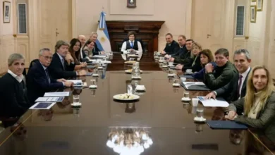 Foto del presidente Javier Milei en una reunión con sus ministros