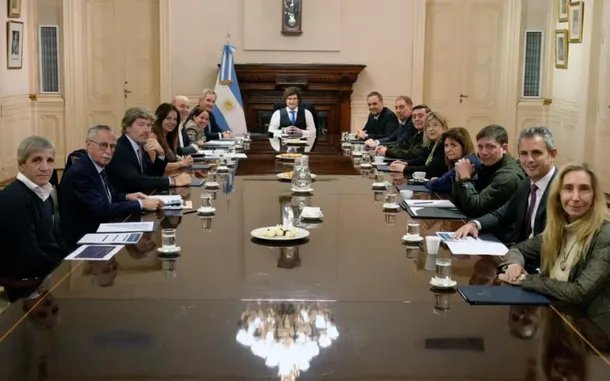 Foto del presidente Javier Milei en una reunión con sus ministros