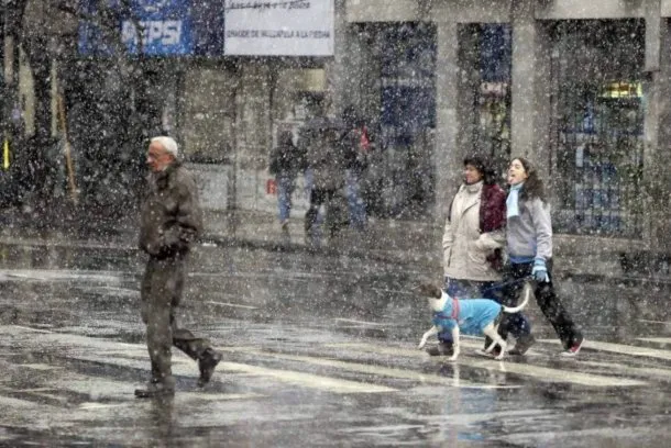Imagen de la ciudad de Buenos Aires cubierta de nieve