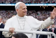 El Papa León XIV sonríe mientras saluda a los fieles
