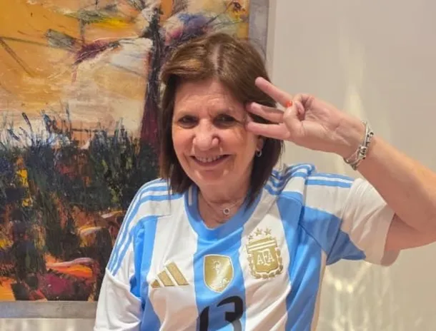 Patricia Bullrich celebrando la victoria de la Selección Argentina